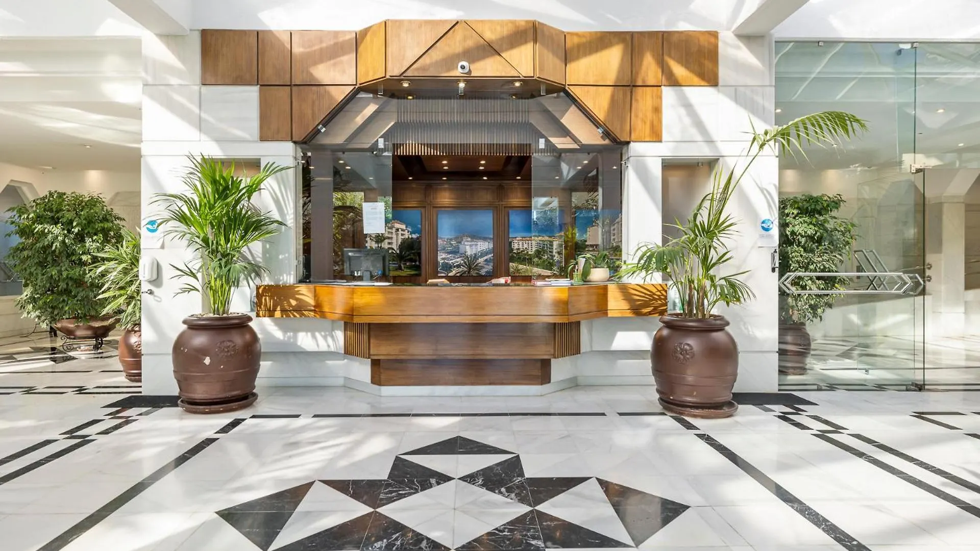 Moderno Y Luminoso Apartamento En Las Gaviotas- Puerto Banus Marbella