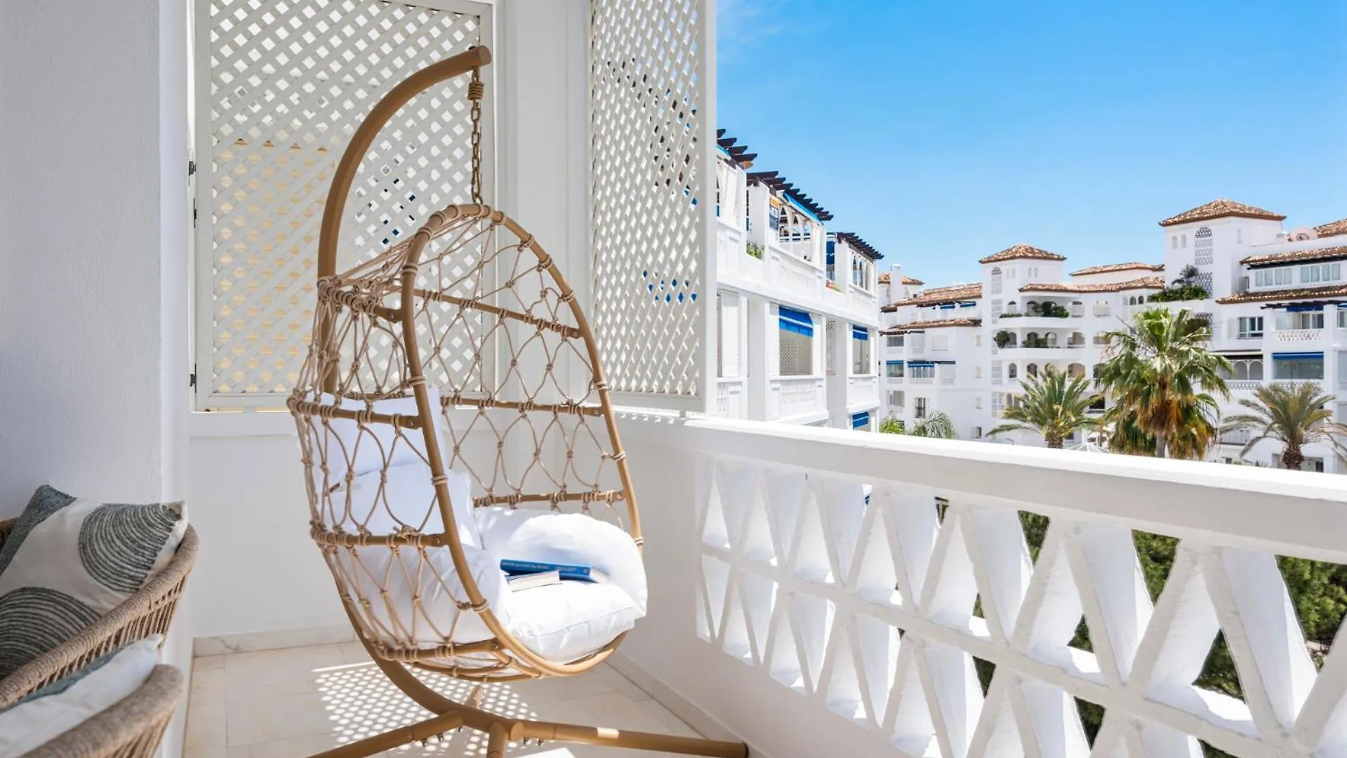 Moderno Y Luminoso Apartamento En Las Gaviotas- Puerto Banus Marbella Apartment