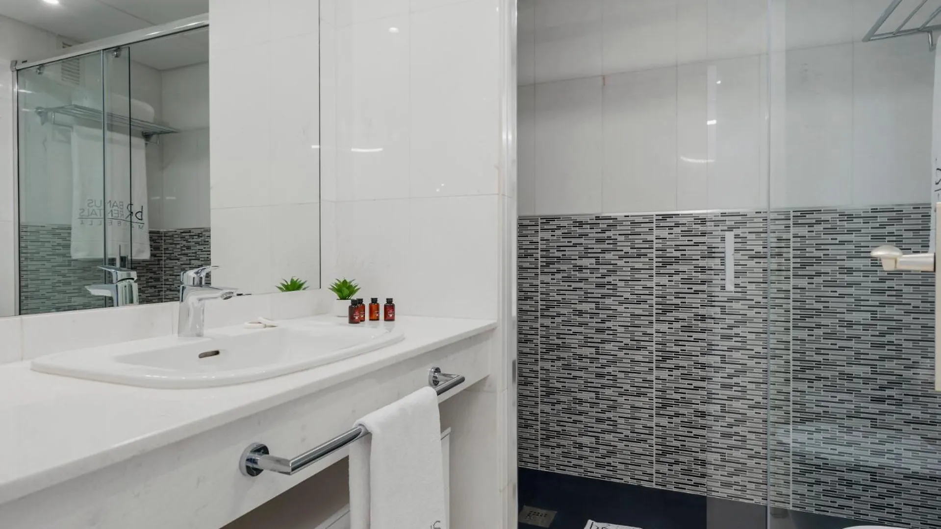 Moderno Y Luminoso Apartamento En Las Gaviotas- Puerto Banus Marbella Appartement